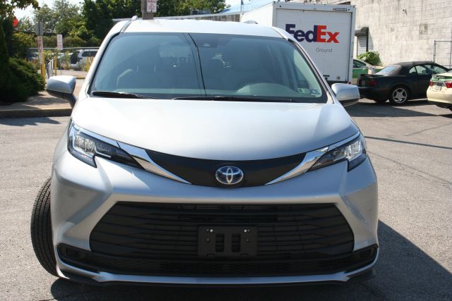 2022 Toyota Sienna - Image 4