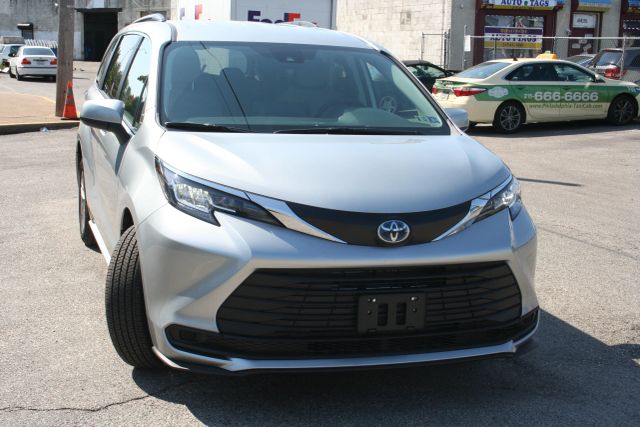 2022 Toyota Sienna - Image 2