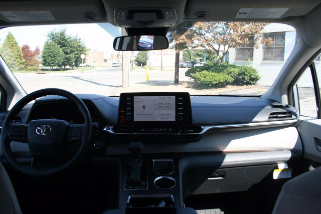 2022 Toyota Sienna - Image 36