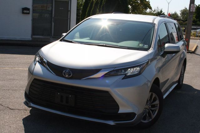 2022 Toyota Sienna - Image 6