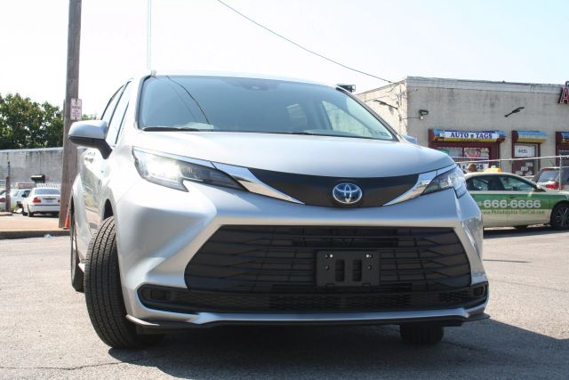 2022 Toyota Sienna - Image 1