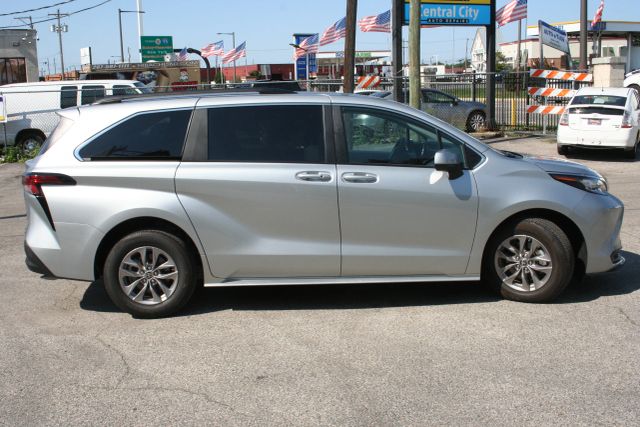 2022 Toyota Sienna - Image 8