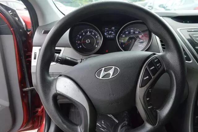 2015 Hyundai Elantra Se Sedan 4d - Image 11