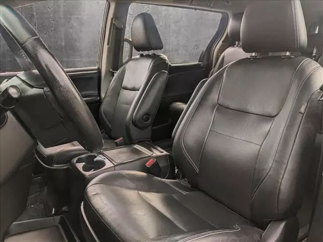 2016 TOYOTA SIENNA SE MINIVAN 4D