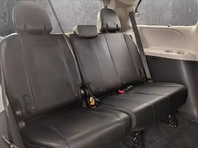 2016 TOYOTA SIENNA SE MINIVAN 4D