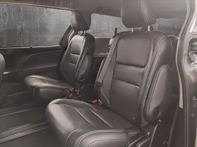 2016 TOYOTA SIENNA SE MINIVAN 4D