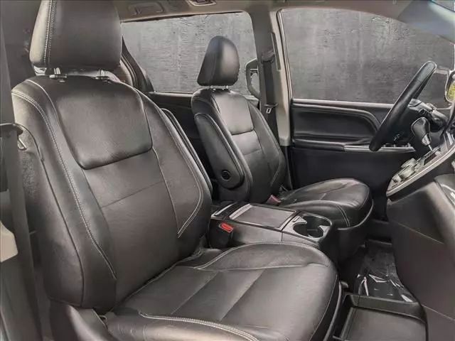 2016 TOYOTA SIENNA SE MINIVAN 4D
