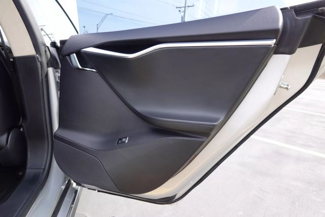 2013 Tesla Model S - Image 14