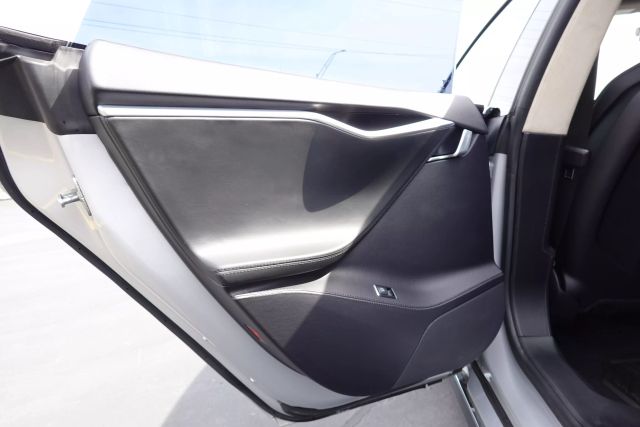 2013 Tesla Model S - Image 10