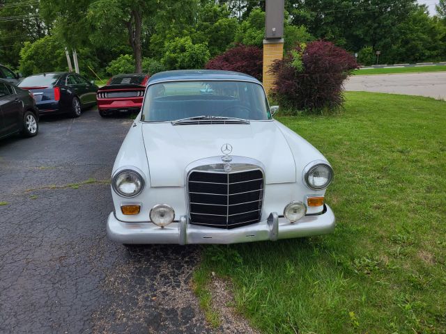 1967 Mercedes 200d - Image 2
