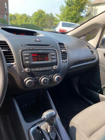 2017 Kia Forte - Image 12