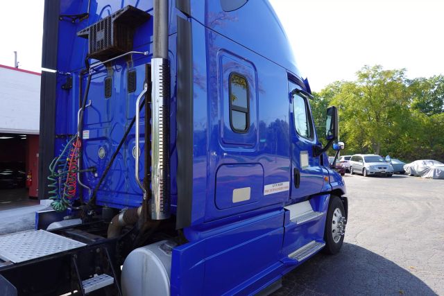 2014 Freightliner Cascadia - Image 8
