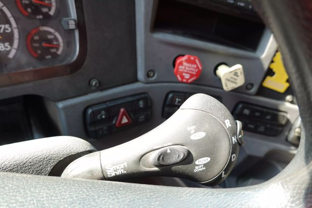 2014 Freightliner Cascadia - Image 19