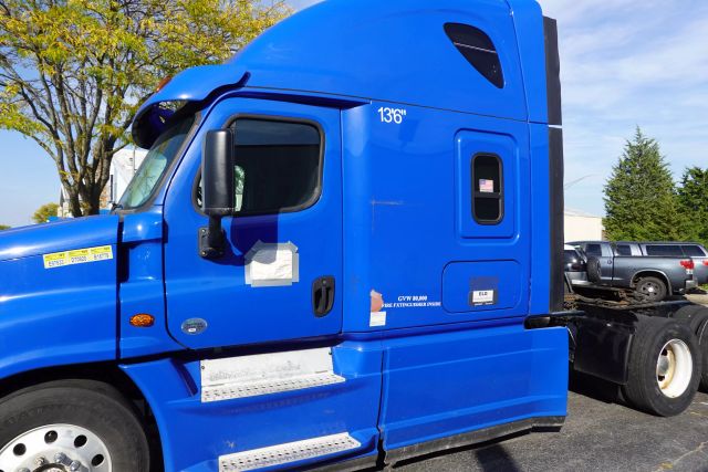 2014 Freightliner Cascadia - Image 4