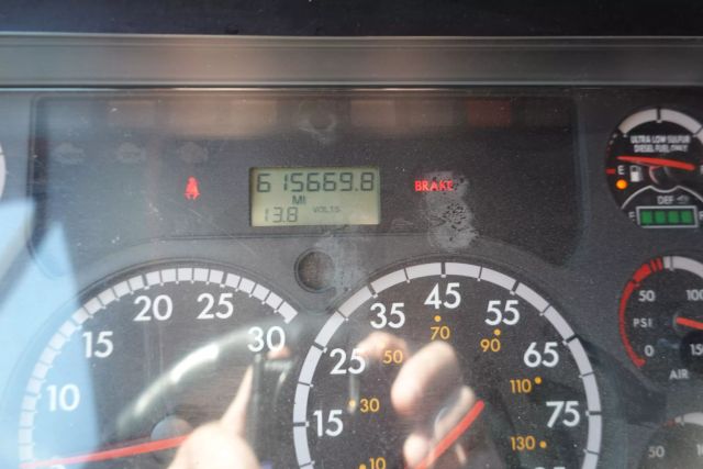 2014 Freightliner Cascadia - Image 17