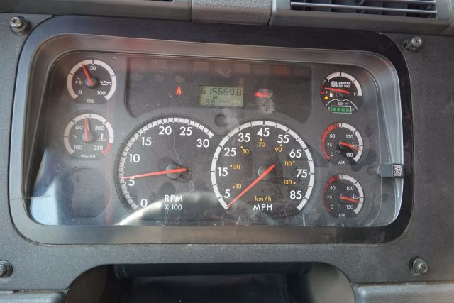 2014 Freightliner Cascadia - Image 16