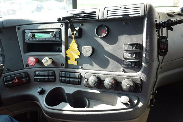 2014 Freightliner Cascadia - Image 18