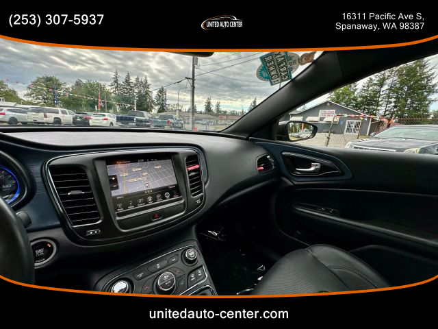 2015 Chrysler 200 - Image 10