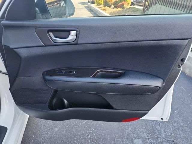 2019 Kia Optima - Image 13
