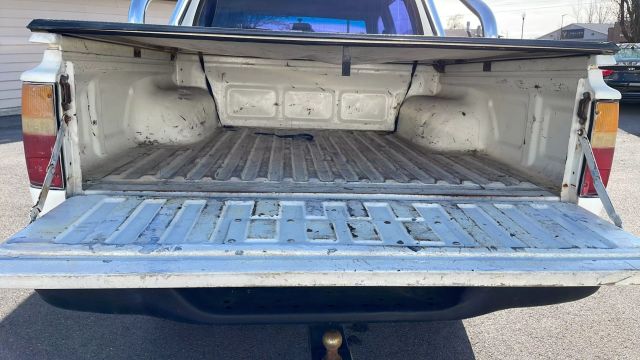 1995 Toyota Hilux - Image 15