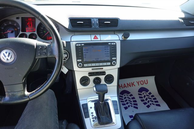 2008 Volkswagen Passat - Image 9