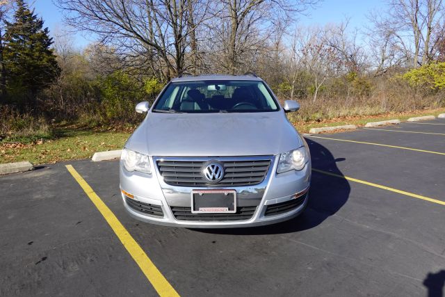 2008 Volkswagen Passat - Image 2