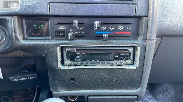 1995 Toyota Hilux - Image 22