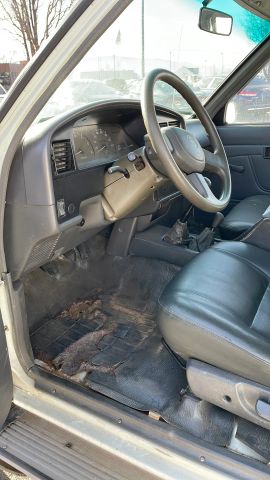 1995 Toyota Hilux - Image 11