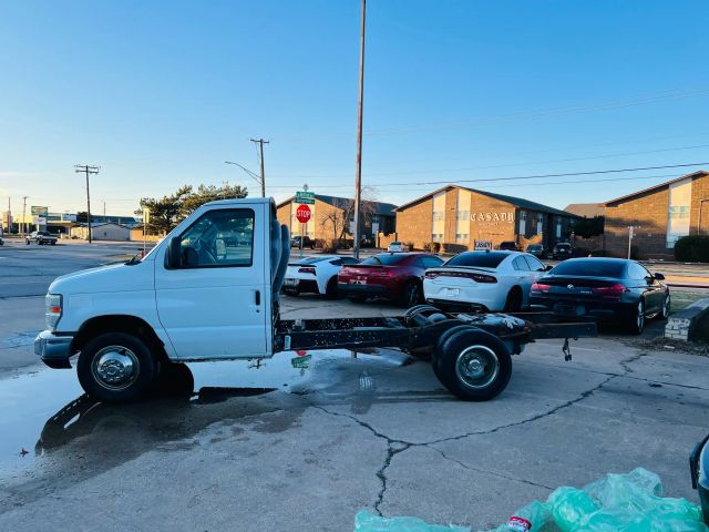 2010 Ford Econoline - Image 2