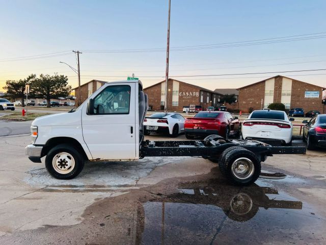 2009 Ford Econoline - Image 2