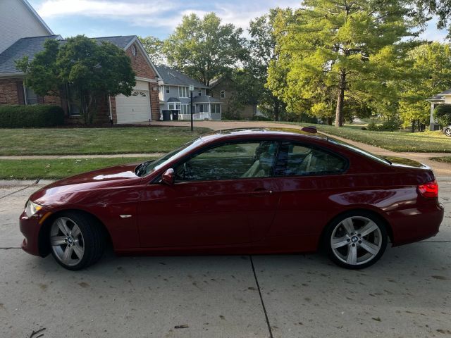 2011 Bmw 3 Series - Image 3