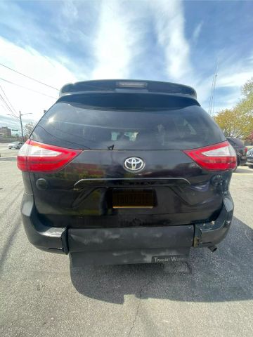 2018 Toyota Sienna L Minivan 4d - Image 8