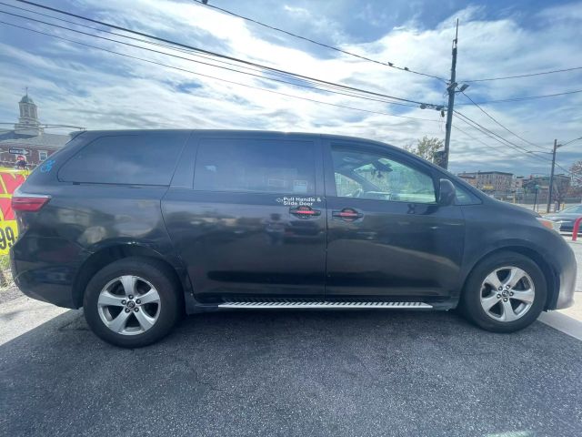 2018 Toyota Sienna L Minivan 4d - Image 6
