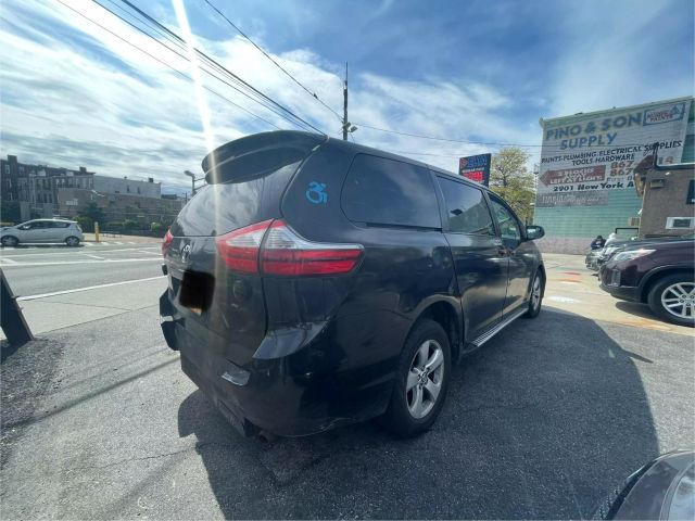 2018 Toyota Sienna L Minivan 4d - Image 5