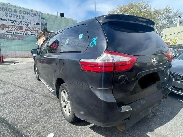 2018 Toyota Sienna L Minivan 4d - Image 4