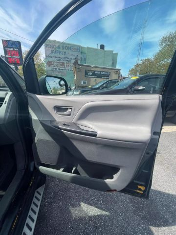 2018 Toyota Sienna L Minivan 4d - Image 18