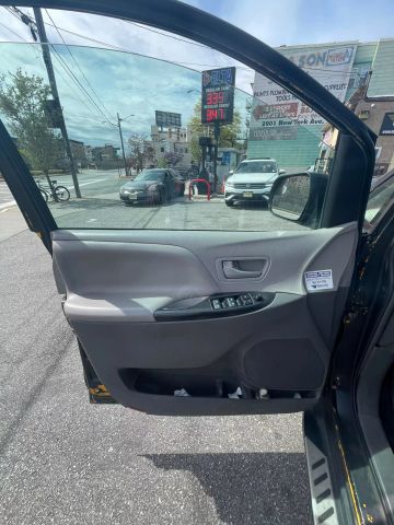 2018 Toyota Sienna L Minivan 4d - Image 17