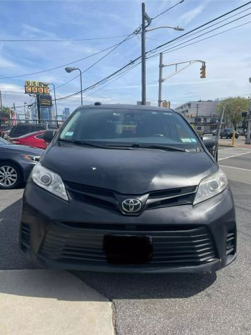 2018 Toyota Sienna L Minivan 4d - Image 2