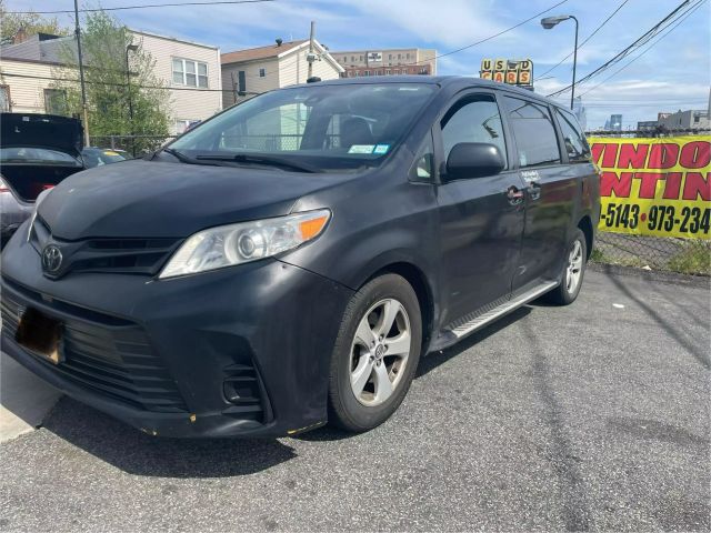 2018 Toyota Sienna L Minivan 4d - Image 3