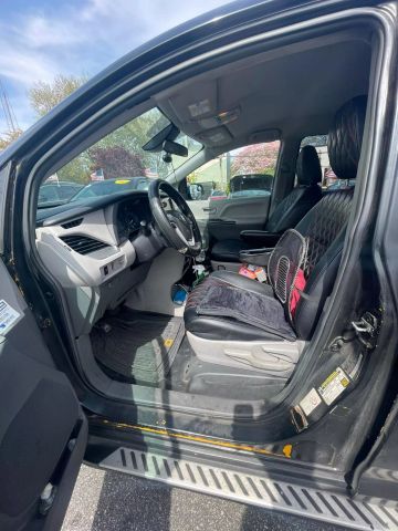 2018 Toyota Sienna L Minivan 4d - Image 10
