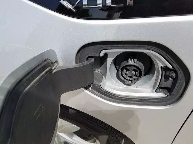 2017 Chevrolet Volt - Image 10