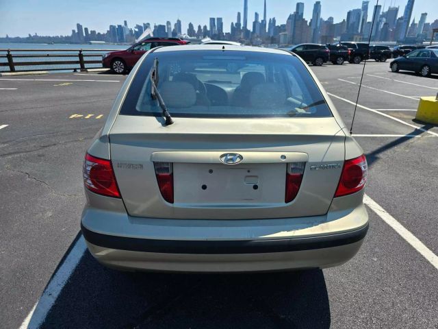 2005 Hyundai Elantra Gt Hatchback 4d - Image 9