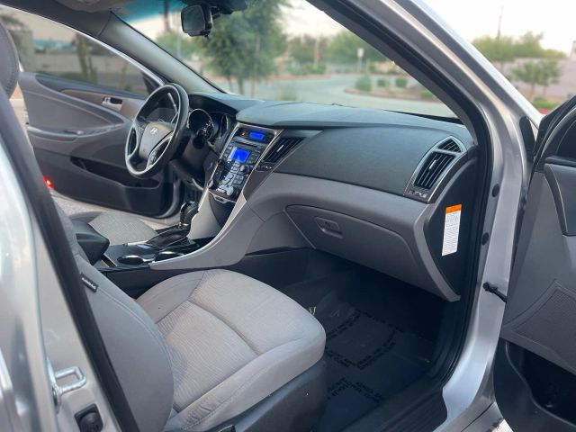 2012 Hyundai Sonata - Image 11