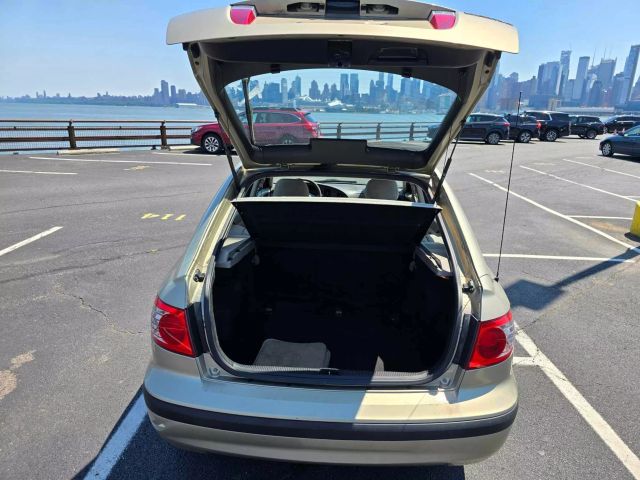 2005 Hyundai Elantra Gt Hatchback 4d - Image 11