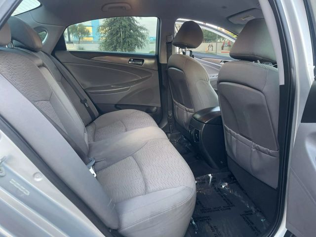 2012 Hyundai Sonata - Image 13
