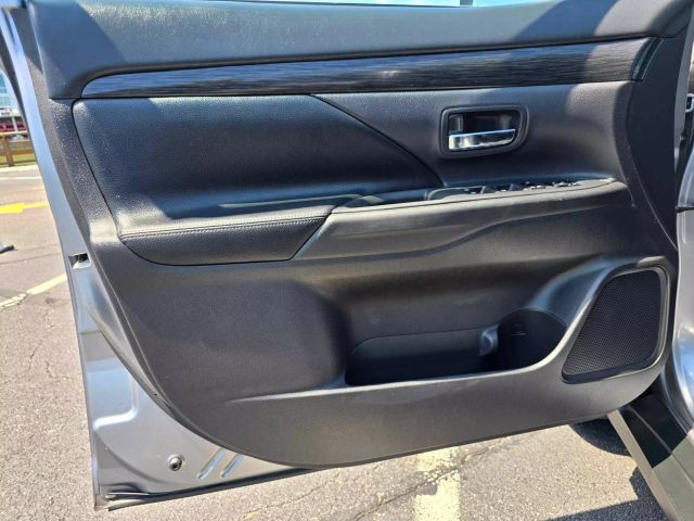 2016 Mitsubishi Outlander Sel Sport Utility 4d - Image 37