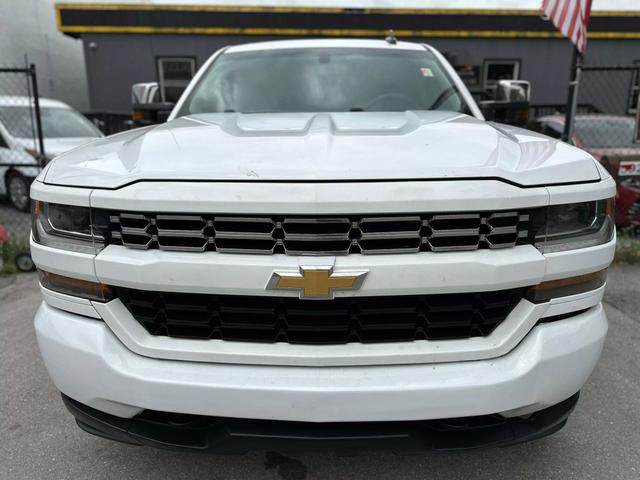 2018 Chevrolet Silverado 1500 Custom photo 2