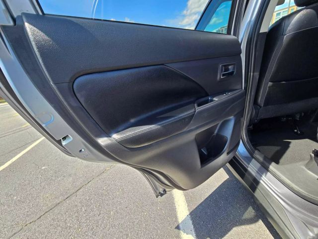 2016 Mitsubishi Outlander Sel Sport Utility 4d - Image 35