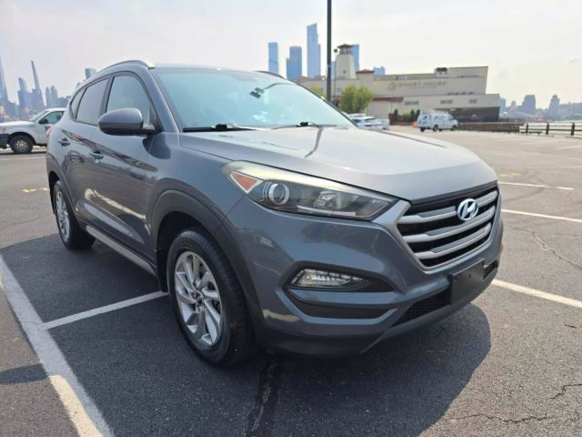 2017 Hyundai Tucson Se Sport Utility 4d - Image 2