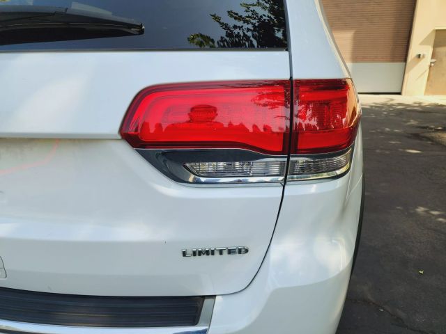 2017 Jeep Grand Cherokee - Image 46